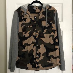 NWT Men’s Express camo/gray hooded button up